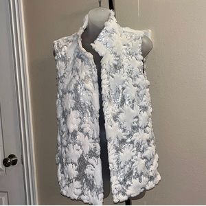 Isle Apparel Women’s white faux fur and silver sequins vest size medium